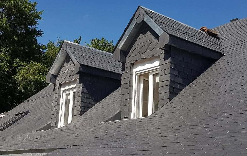 Toiture en ardoise avec lucarnes, plein soleil