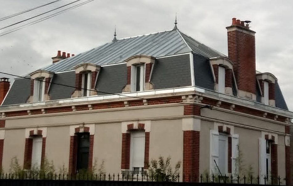Toiture en ardoise et zinc d'une maison bourgeoise