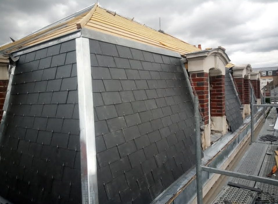 Toiture à la Mansart en ardoise en chantier