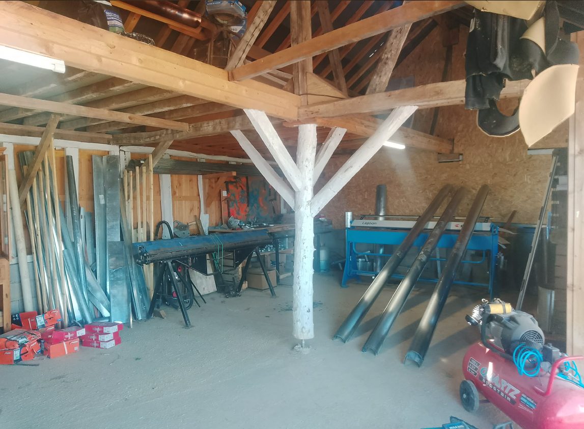 L'atelier de zinguerie Cajon : plieuse et profils de zinc prêts à poser