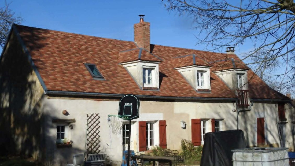 Rénovation de toiture en tuiles plates d'une ferme ancienne