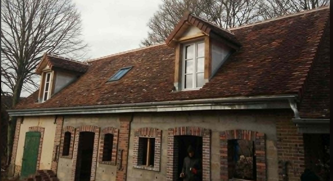 Longère de particulier rénovée en tuiles plates avec lucarnes