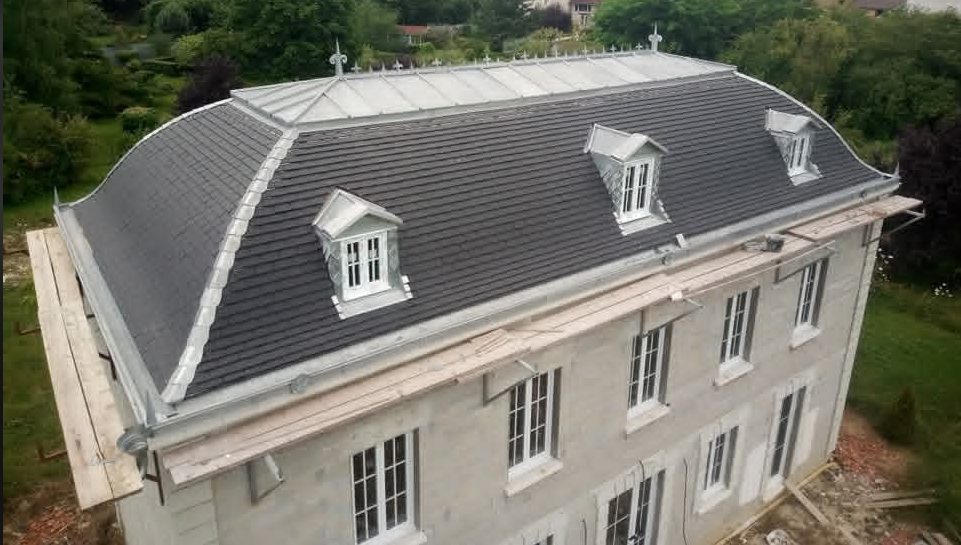 Toiture de manoir en tuiles plates et zinguerie — couvreur dans l'Yonne
