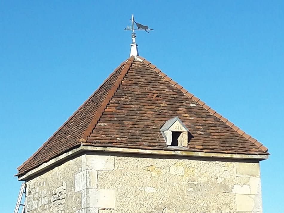 Pigeonnier ancien recouvert en tuiles plates avec girouette