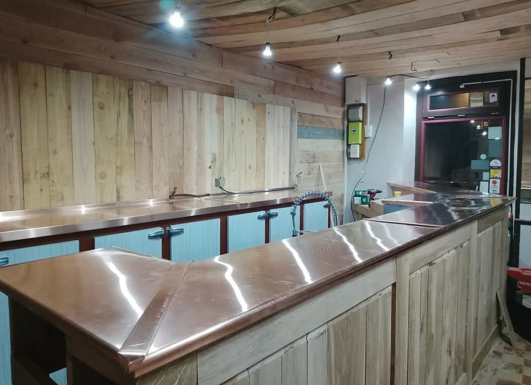 Comptoir en cuivre façonné à l'atelier de zinguerie
