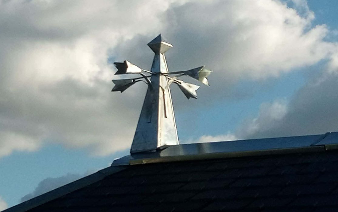 Croix d'église façonnée en zinguerie