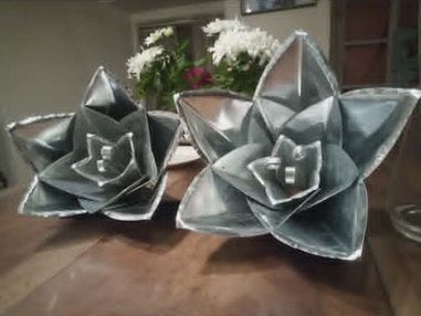 Fleurs décoratives en zinc façonnées à l'atelier