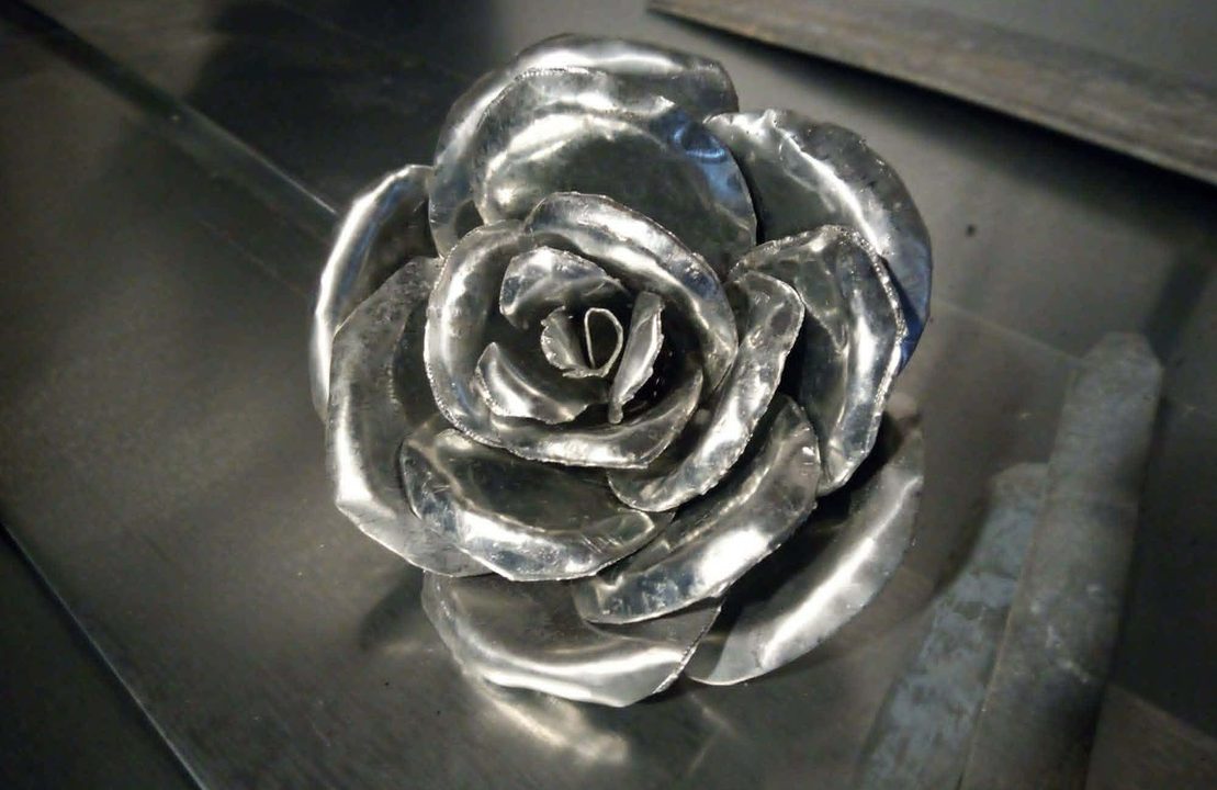 Rose en zinc façonnée à la main à l'atelier